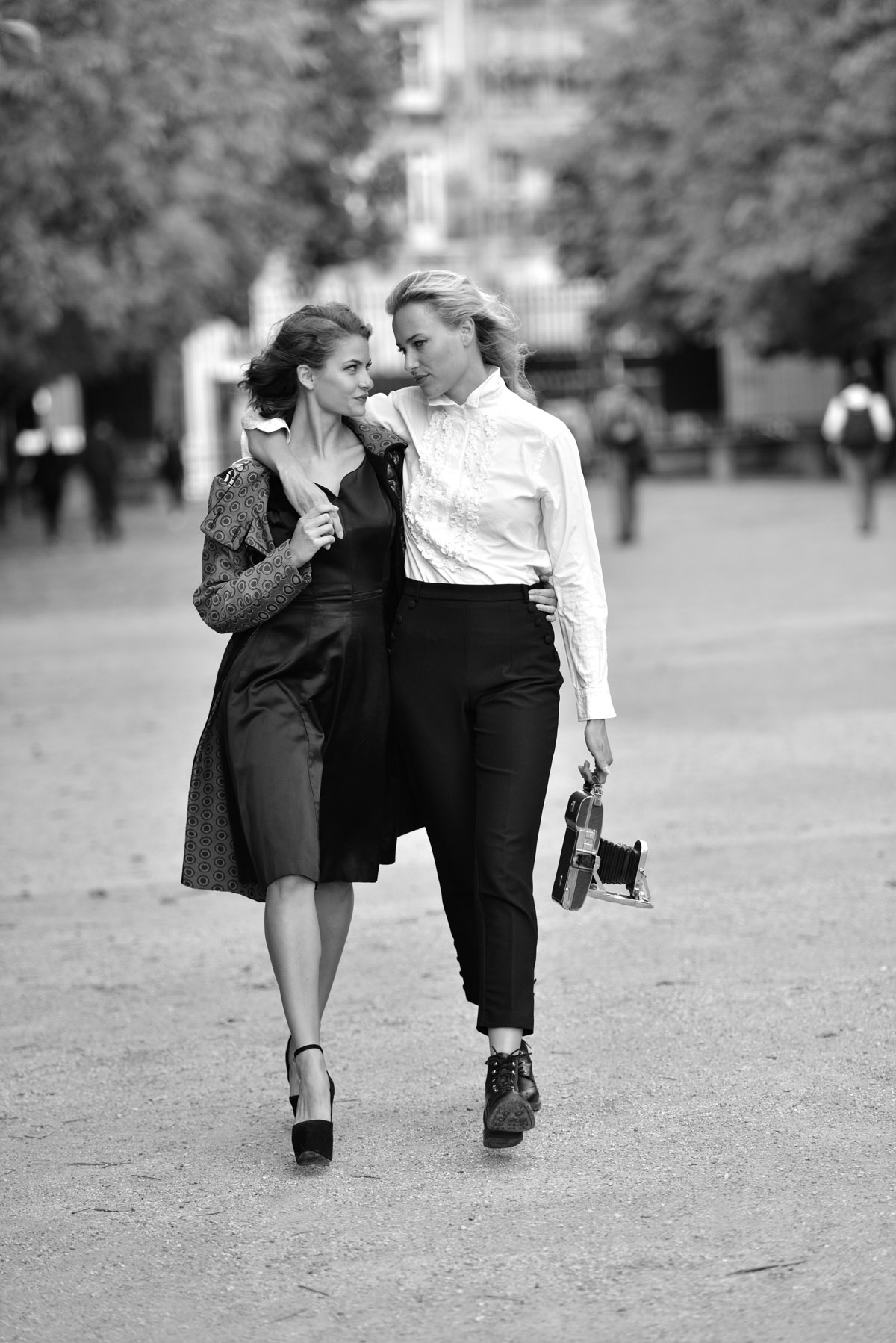 Paris Female couple Editorial - nouvelle Romance homage by Peter Mueller Photography 11